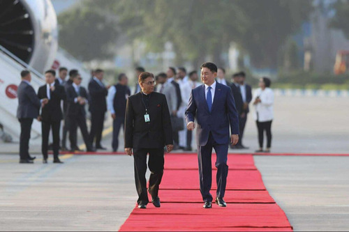 Монгол Улсын Ерөнхийлөгч Ухнаагийн Хүрэлсүх Бүгд Найрамдах Энэтхэг Улсын Ерөнхийлөгч Дроупади Мурму болон Ерөнхий сайд Нарендра Моди-гийн урилгаар 2025 оны 10 дугаар сарын 13-16-ны өдрүүдэд тус улсад төрийн айлчлал хийхээр хүрэлцэн ирлээ